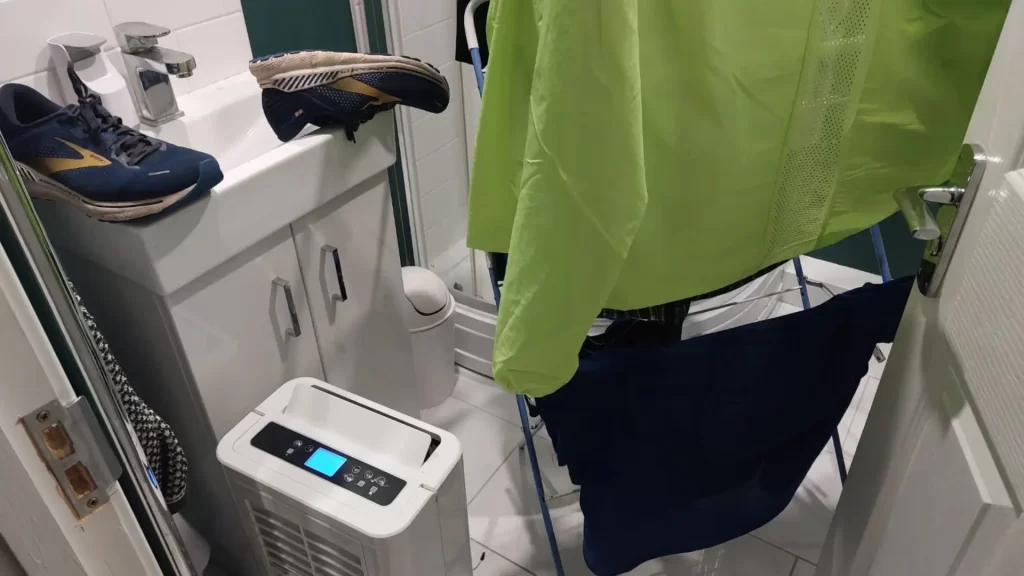 Drying running gear with a humidifier